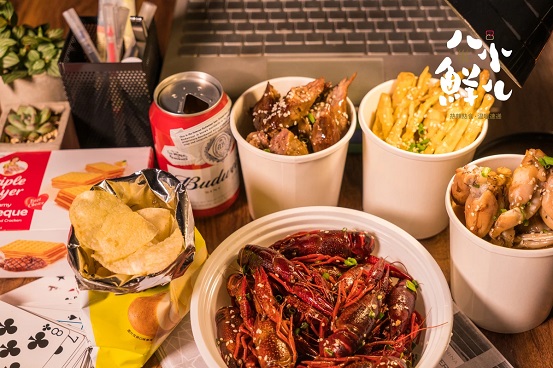 做爆款芥末龍蝦、在KTV開(kāi)店中店，「八小鮮兒」認(rèn)為熱辣熟食還有更多玩法