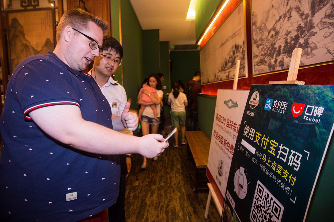 用低俗營(yíng)銷抓住眼球后，是否真的會(huì)給餐廳帶來收益？|餐飲界