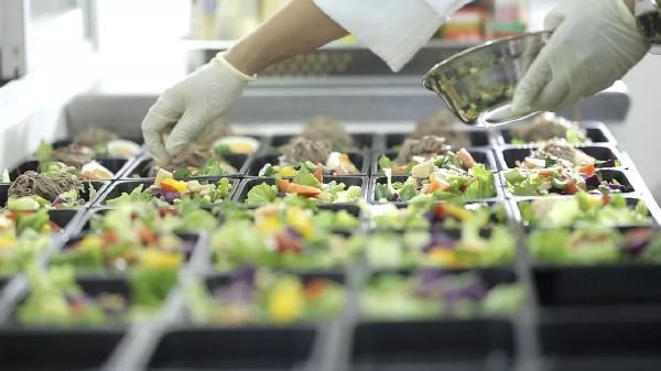 失去了新鮮感的沙拉再談曾經(jīng)的那些痛點(diǎn)，經(jīng)營(yíng)者們?cè)撊绾蚊鎸?duì)？