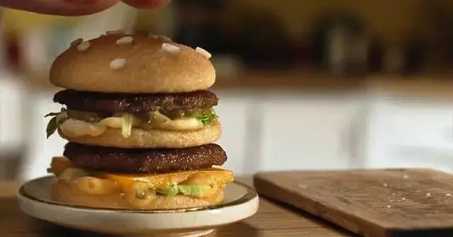 麥當(dāng)勞又搞事情！制作了世界上最小的漢堡！|餐飲界