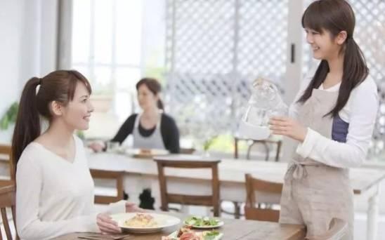打動顧客的8條攻心計，優(yōu)秀的餐廳服務員都在用！