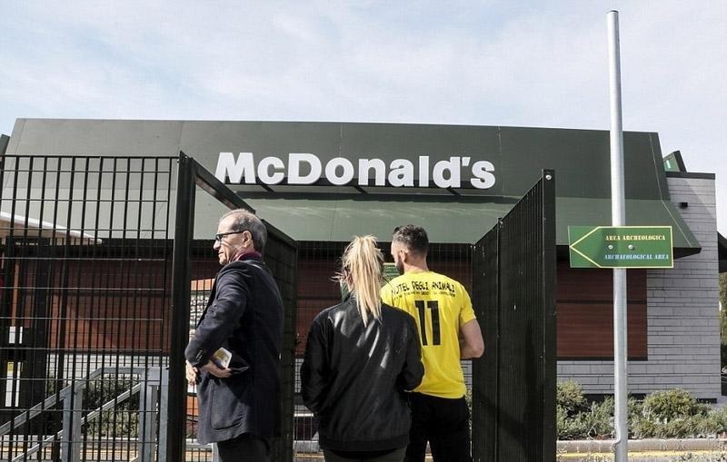 麥當(dāng)勞餐廳開在遺址上，和骨骸一起吃飯后背冷颼颼！
