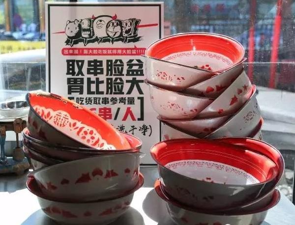 “流氓”餐廳靠6毛錢串串，日流水近4萬(wàn)