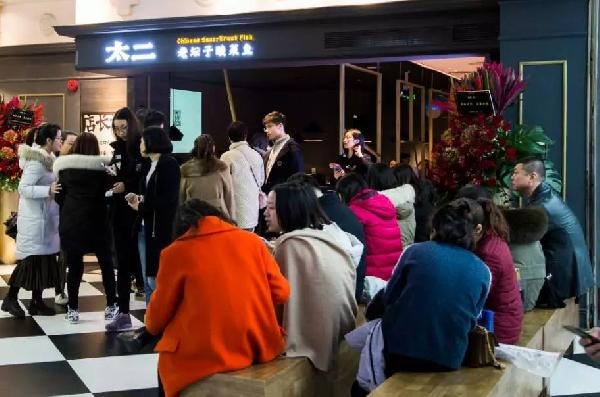 4人以上不接待，卻排隊(duì)800桌，這家“奇葩”店的邏輯是？