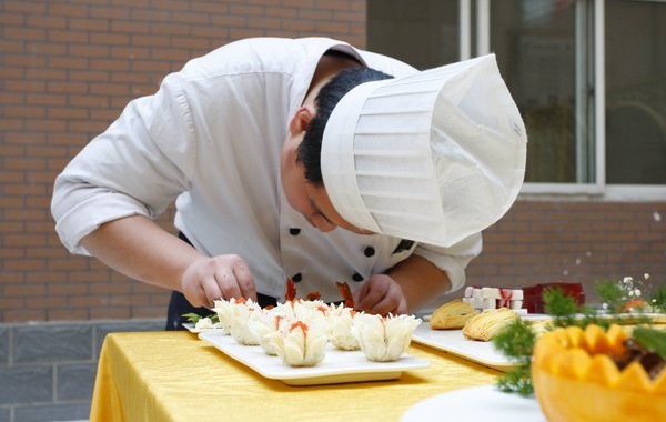 餐飲服務(wù)升級(jí)正當(dāng)時(shí)，服務(wù)模型、員工管理模式的正確打開方式是？