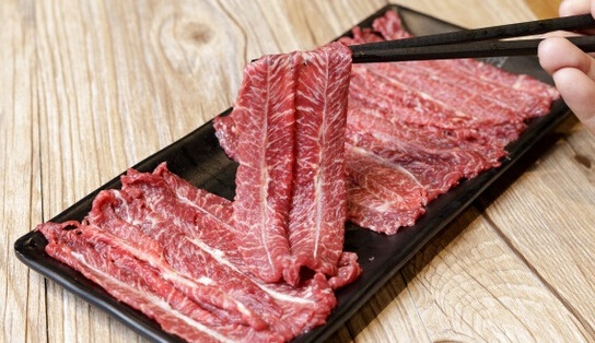 這個(gè)城市400多家潮汕牛肉火鍋，今冬只剩下101家，原來被串串香給頂了