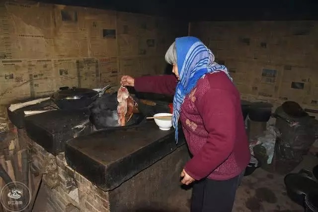七旬老人用豬皮做特色菜，天越冷越好做，吃過都說香
