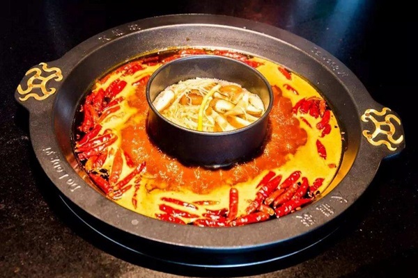 暗訪！這家火鍋店端給顧客的鍋底，竟是別人吃剩的