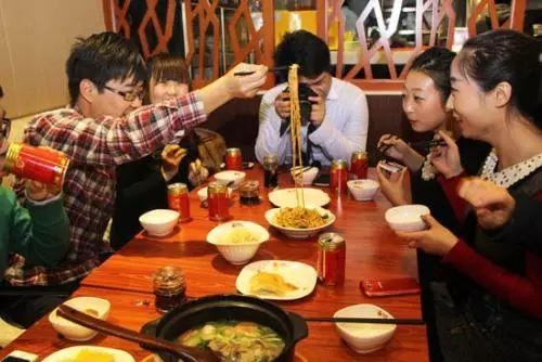 客流劇增、人員混亂，春節(jié)要怎么值班才能讓顧客滿意，讓自己多賺？