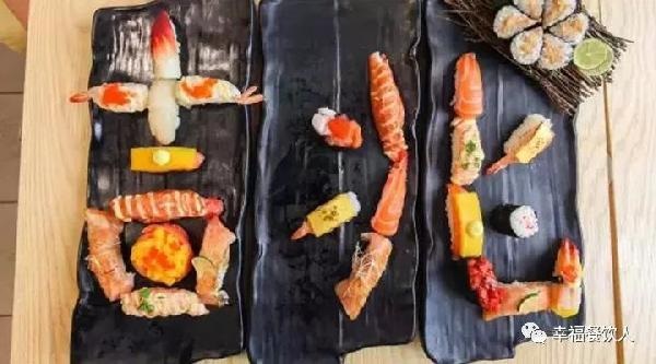 辭掉500強IT工作、開了20家壽司店，靠火炙壽司火了8年？！