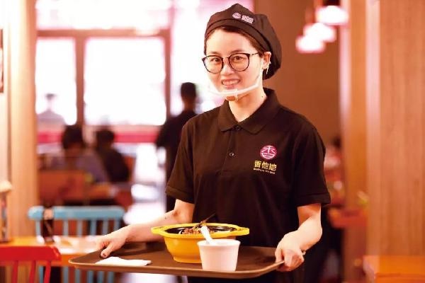 沒有廚師，無人點餐！他4年開出300多家店，日銷高達10萬碗！