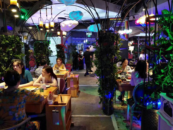 “要不，去吃潮辣火鍋嘛”就這樣，我們的故事在寒風中開始啦