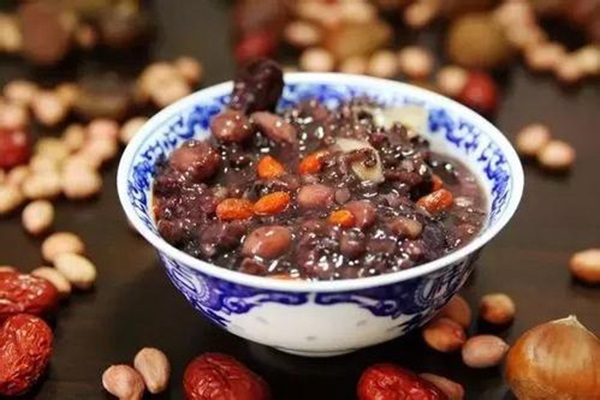 “臘八”到 老字號餐廳凌晨兩點(diǎn)開熬臘八粥