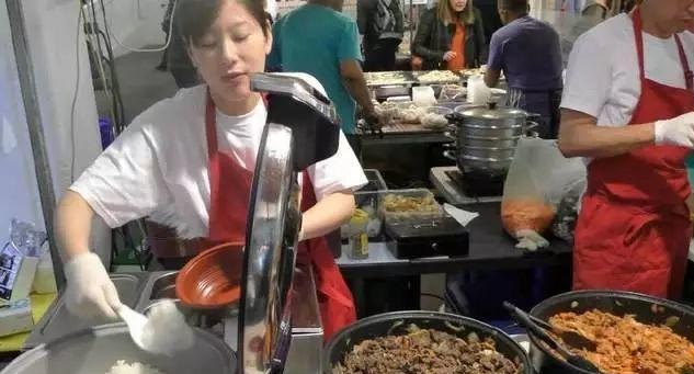 中國蓋澆飯?jiān)谟鹆?，每天幾百份不夠賣