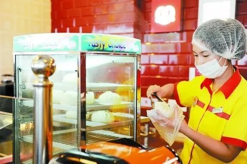 跨界打劫餐飲市場(chǎng)，便利店是認(rèn)真的！