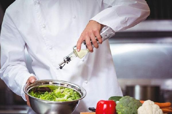 未來(lái)餐飲行業(yè)，廚師的出路在哪里？