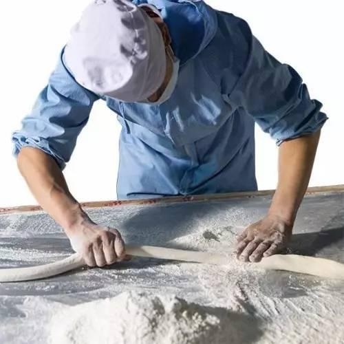 發(fā)獎(jiǎng)金，給廚師配保姆留住員工？但論留人還是海底撈牛