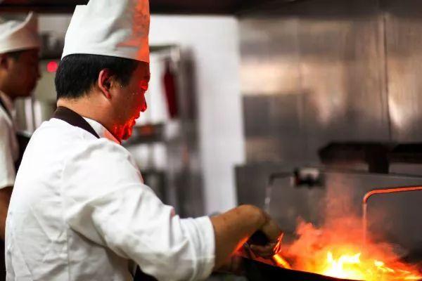30名大廚集體跳槽求職的公開信曝光，為什么做廚師越來越難？