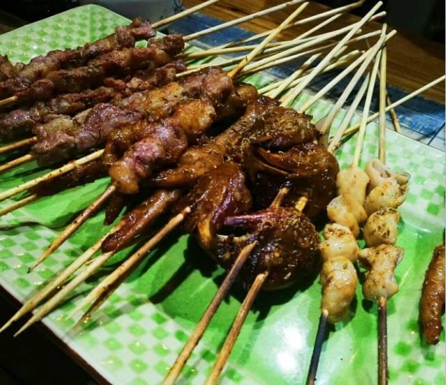 排隊(duì)20年，一個(gè)賣烤串的“小臟攤”，曾拒絕千萬投資