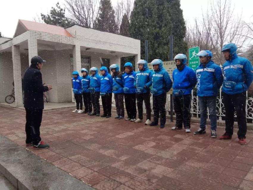 西貝、木屋燒烤們：班前會(huì)時(shí)，我們?cè)摵蛦T工聊什么？|餐飲界