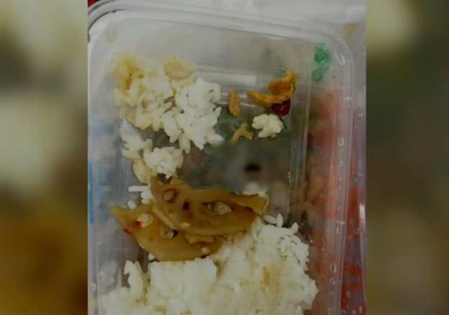 外賣里現(xiàn)老鼠屎，餐廳退款卻不承認飯菜里會有老鼠屎