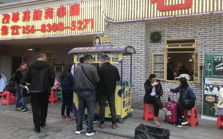 門口擺個(gè)小攤，竟是餐廳增加營收的利器？