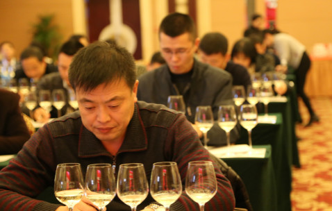 從三汁燜鍋到賣菜，黃記煌每次跨行業(yè)“商演”背后都有這位“老鐵”