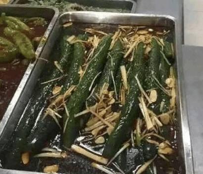 食堂大媽又出新菜啦！綠雞腿炒火龍果靠邊站，這才是黑暗料理！