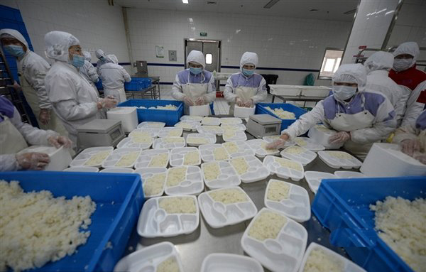 難得一見(jiàn)高鐵盒飯內(nèi)部制作過(guò)程，六百斤一鍋燒，醬油調(diào)料論瓶倒