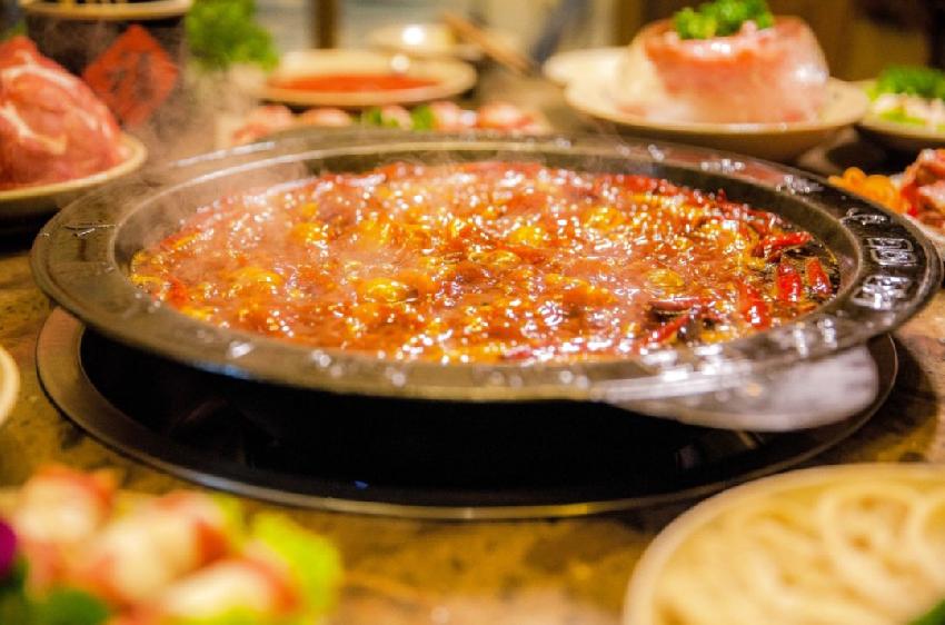 “網(wǎng)紅”火鍋小龍坎被曝老油重復(fù)用后，這些問題也跟著一并暴露出來