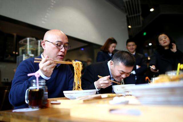 孟非小面將再關一家店，欲改做麻辣方便食品