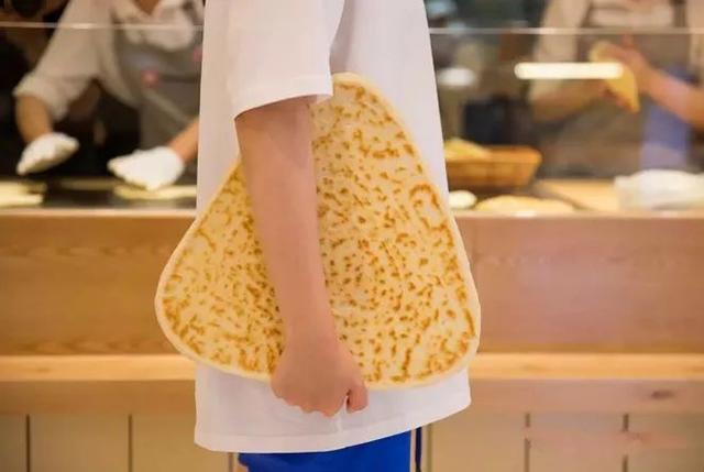 不斷“試錯(cuò)”的西貝，這次開(kāi)了家“三角肉夾饃+咖啡”的餐廳……