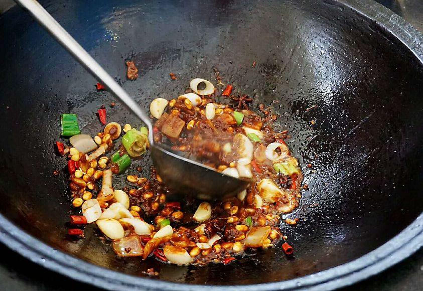 夫妻小店，做鐵鍋燉魚，一天接待120多桌