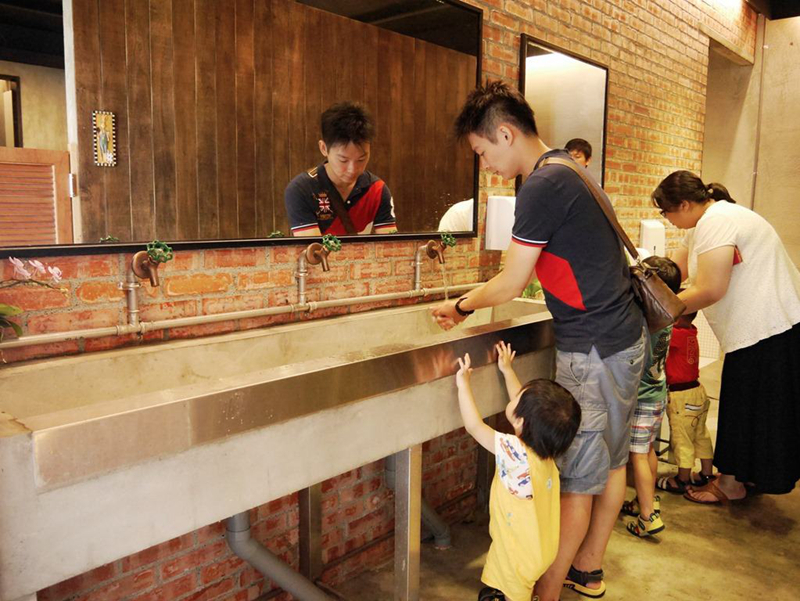 北京啟動餐飲“廁所革命”：須設(shè)置自動門，用餐高峰每15分鐘檢查一次