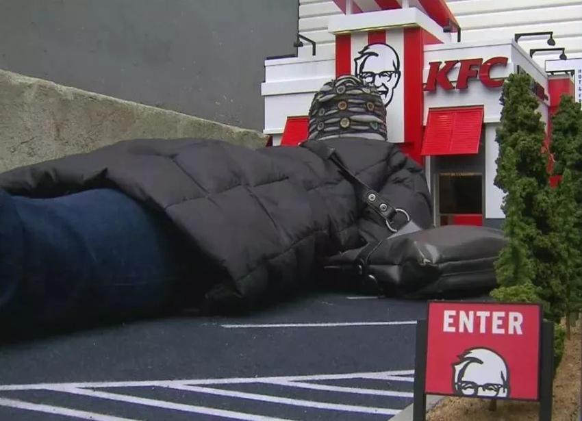 肯德基開了一家史上最迷你的餐廳！只能趴著取餐