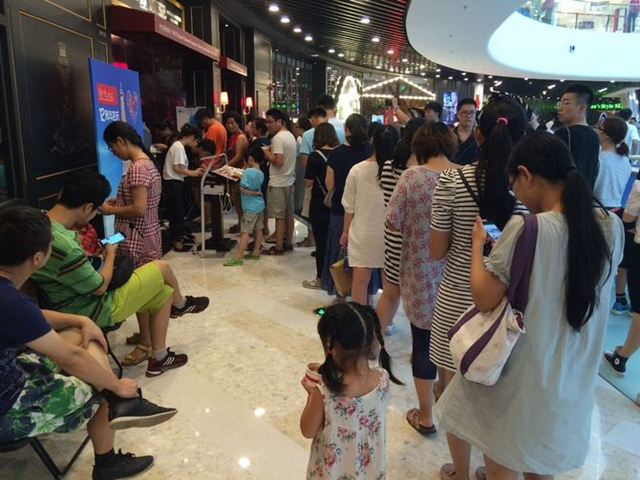 店外排隊(duì)，店里客人坐著聊天不走，我該怎么辦？