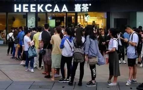 為啥店門口排隊的總是喜茶？不僅僅因為老板是90后！