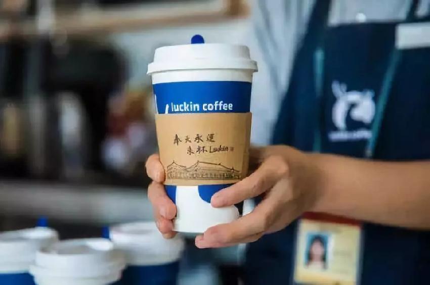 星巴克剛上線外賣，瑞幸就甩出了故宮開店大招