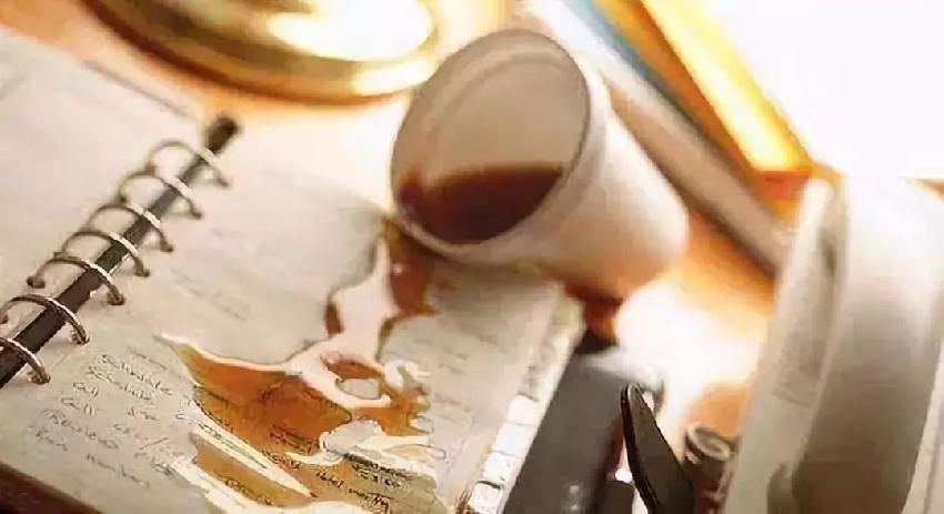 為什么顧客自己打翻咖啡，卻要服務(wù)員道歉？