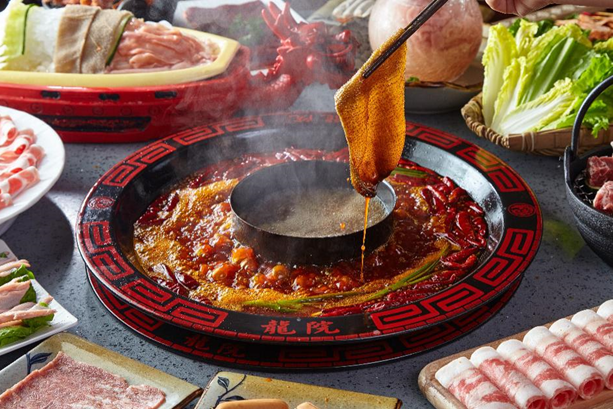 龍?jiān)豪匣疱?，東灶餐飲12年匠心之作，舌尖上的川粵美食