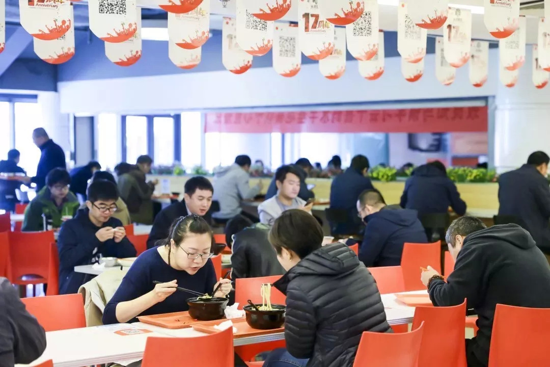 洗牌在即，品牌化團(tuán)餐“入伙”正當(dāng)時(shí)？ | 餐見(jiàn)