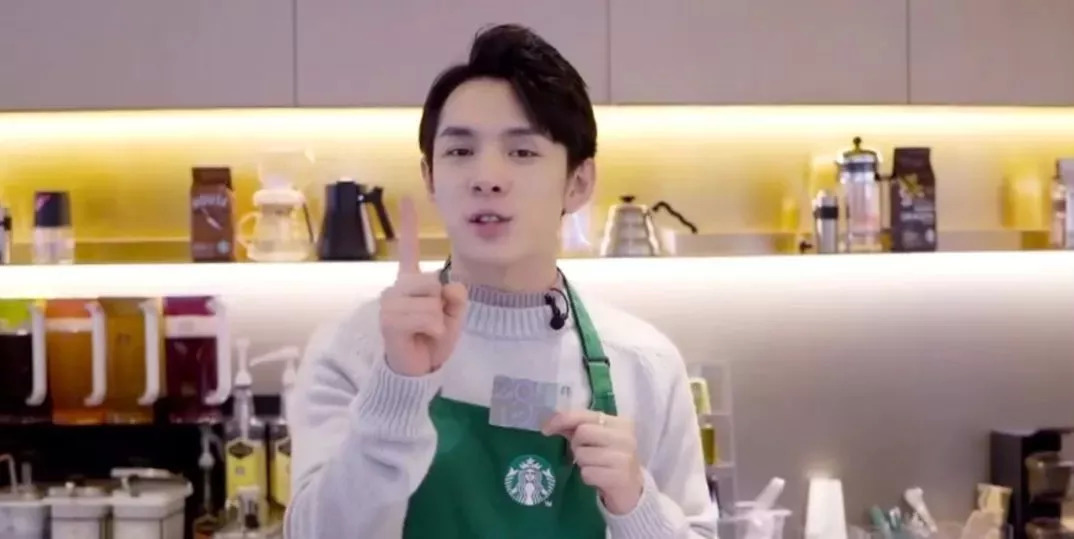 做直播、上淘寶，星巴克、喜茶、奈雪的茶為何都爭做“網(wǎng)感少年” | 餐見