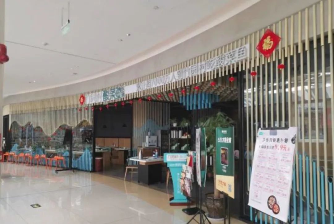 遭房東強(qiáng)行“清場(chǎng)”，700平餐廳一夜間被砸成“廢墟”……