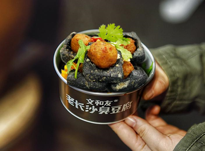 風(fēng)口下的美食進化，星期零與文和友老長沙臭豆腐“牽手”做植物肉臭豆腐