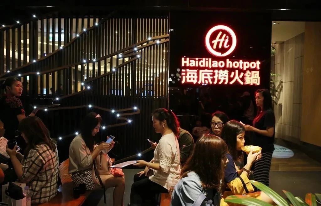 餐飲大事件202期｜  海底撈半年凈虧10億，股價(jià)卻瘋漲；肯德基暫停使用吮指廣告語(yǔ)；百勝中國(guó)或?qū)?月在港上市|餐飲界