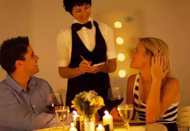 顧客要退菜，看4個不同服務員如何處理！