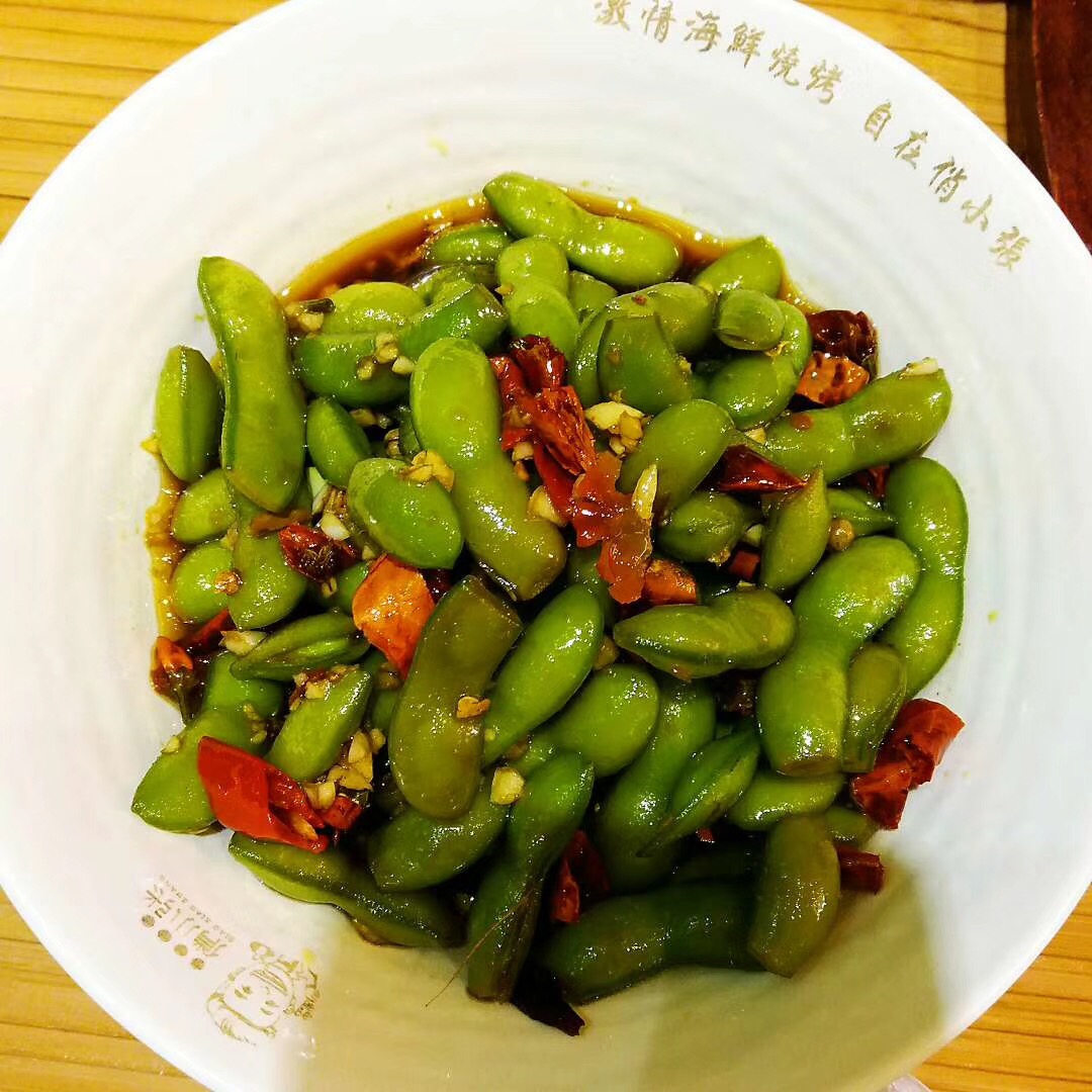 野生本色在森林里種小木耳，發(fā)展大產(chǎn)業(yè)