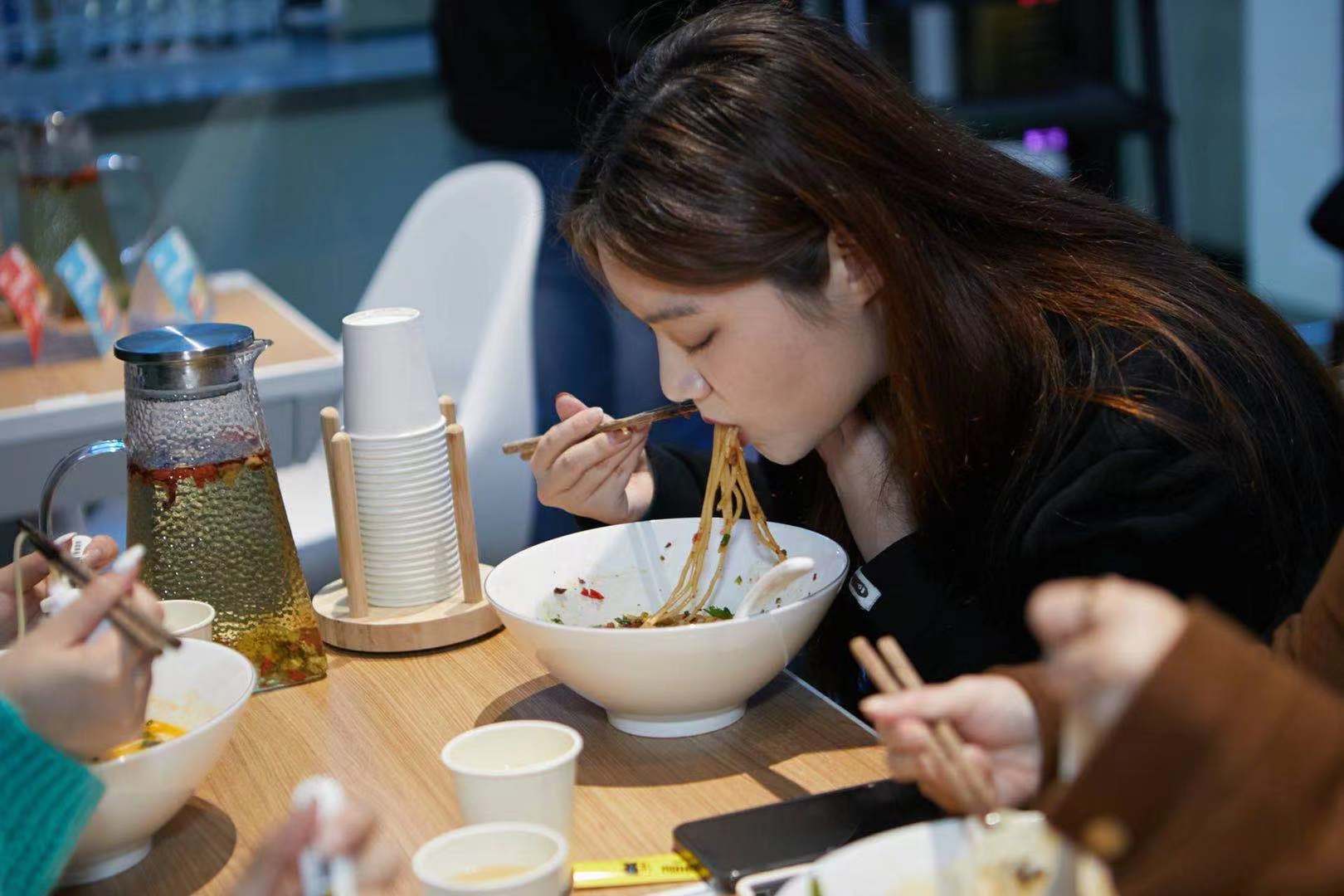 創(chuàng)新“智能面館”新賽道 ，數(shù)字化賦能掘金千億級面類市場|餐飲界