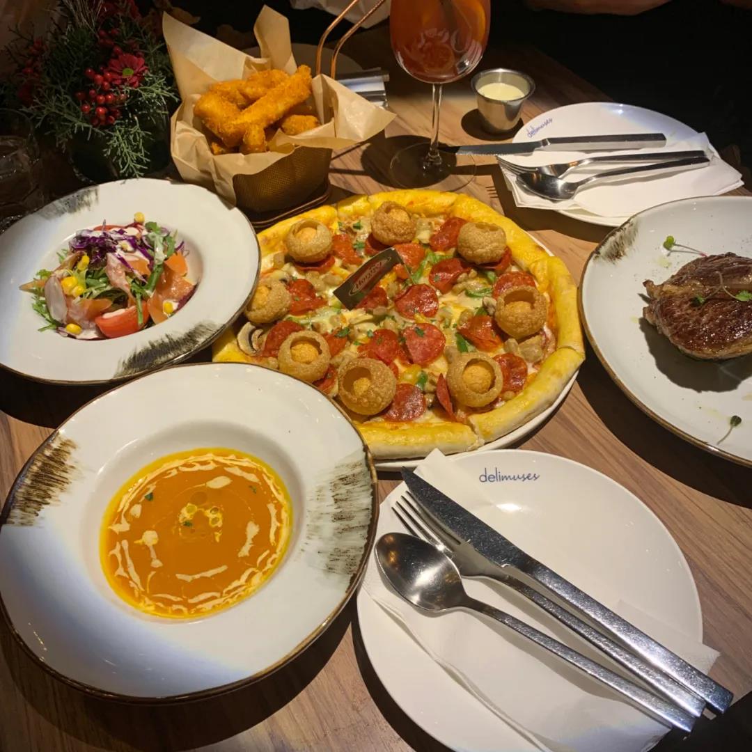 遭美食KOL組團(tuán)打卡，這款“牛氣比薩”憑啥這么牛？