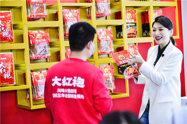 2噸巨型火鍋底料亮相！天味食品實(shí)力引爆春糖